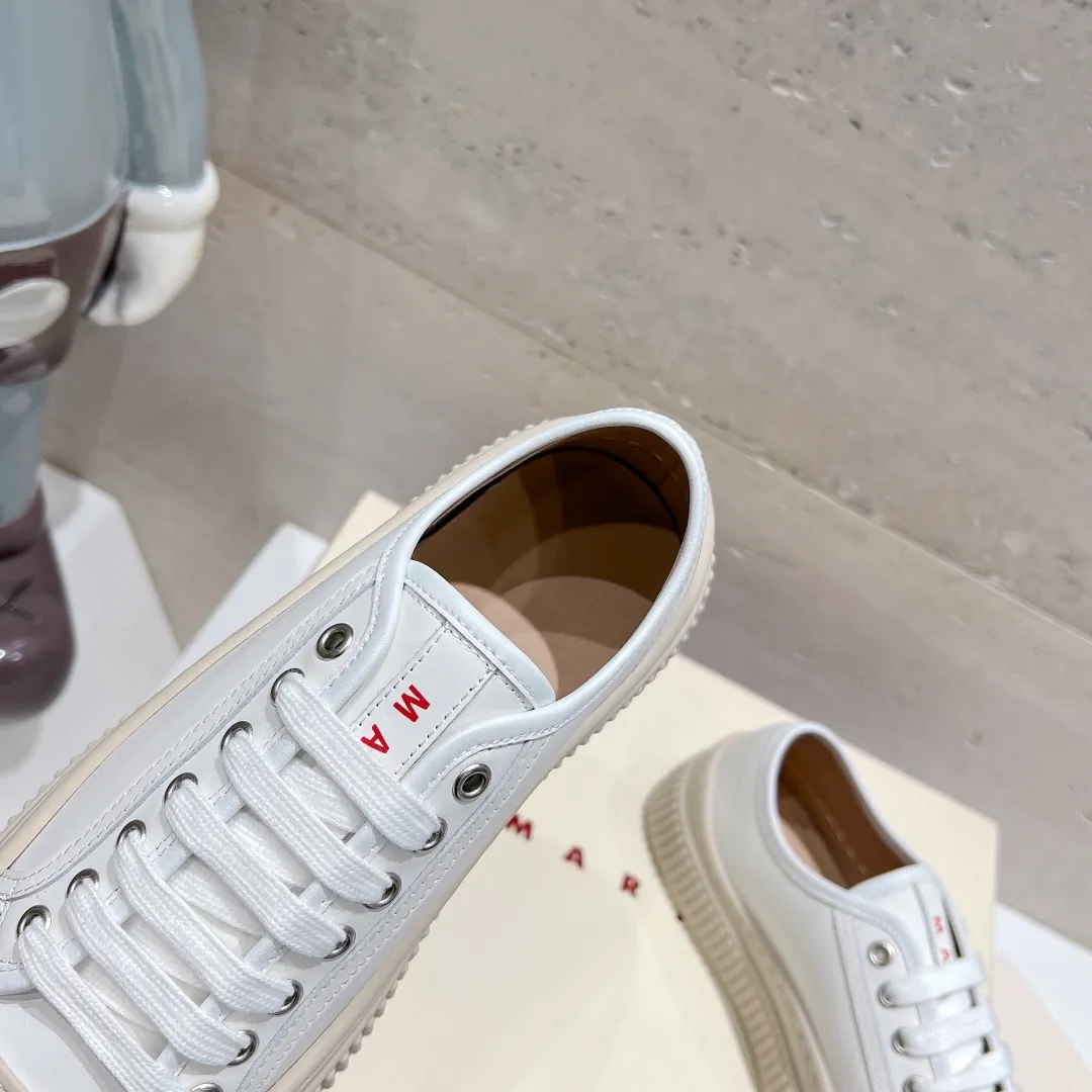 👟👟Ex-factory price 480👟👟 (exclusive top quality) Marni|Mary Jane big head doll shoes‼ ️Upgraded outsole, consistent lasting process with the original version, upgraded to the latest official original packaging‼ ️ Mani’s incomparable and versatile white shoes! I'm tired of the regular white shoes, so I bought a pair of different style thick-soled big-toe shoes. Paris International Fashion Week catwalk model, purchase-level version, all Internet celebrities wear it, Song Zuer, Zhao Lusi, Huo🔥 Show... [4.5cm increased sole] Not bulky, light and soft, comfortable on the feet! It feels very good on your feet and doesn't scratch your feet at all! Extremely comfortable! Daily travel! Wear whatever you like regardless of the occasion, no fear of any dress code, no pressure to dress! ✔Upper: imported cowhide fabric ✔Inner lining: lambskin lining ✔Outsole: exclusive original molded 1:1 rubber outsole! Floating beige is not completely white. Difference between market currencies We are different‼ ️ ✔𝐒𝐢𝐳𝐞: 35-40